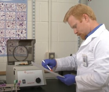 Клиника лечения наркозависимости в ЦАО Москвы Врач в кабинете клиники