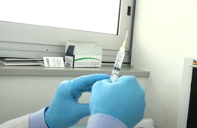 Проведение кодирования Вивитролом в ЦАО Москвы Шприц с Вивитролом в руках у врача